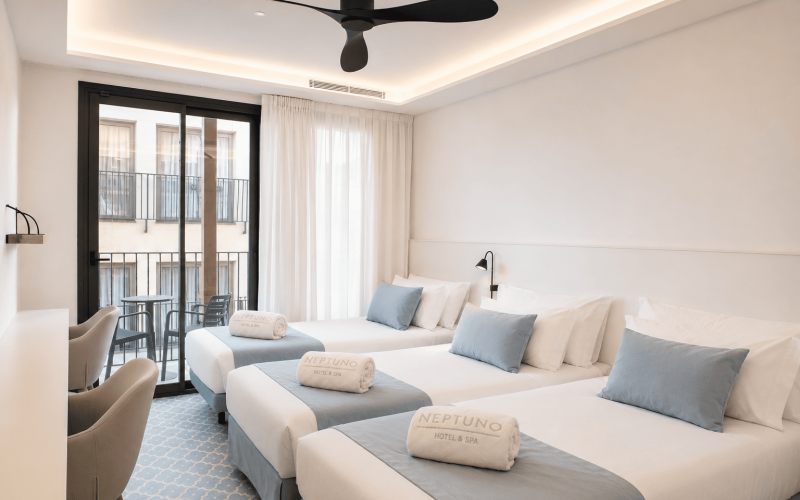 Habitación Triple Balcón Neptuno Hotel & Spa Calella